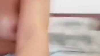 Дэси брюнетка демонстрирует свое тело в спальне