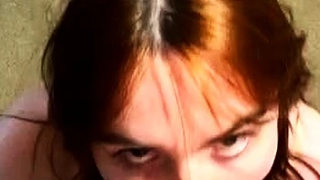 Похотливая рыжая Ашла сосет в POV