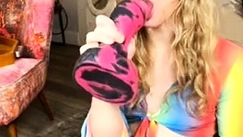 Soapyfate chupa dildo monstruoso