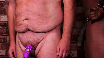 Blonde Schlampe vom BBC gefickt vor kleinem Schwanz