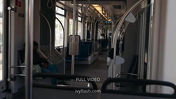 Adolescentes nuas expostas publicamente no metrô