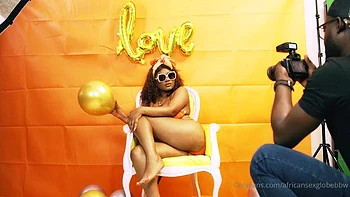 Чернокожая пышка сосет и трахается наездницей и догги