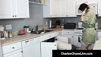 Cougar Charlee Chase fode de meia com o encanador
