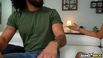 Tetas grandes, mamada profunda y polla abierta a perrito