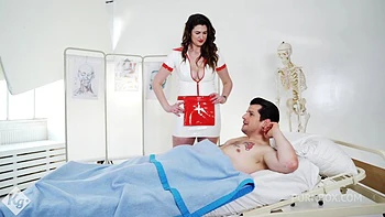 Große Krankenschwester fickt den harten Schwanz ihres Patienten
