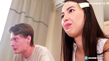 Lola Li l'adolescente à bagues se fait baiser le cul