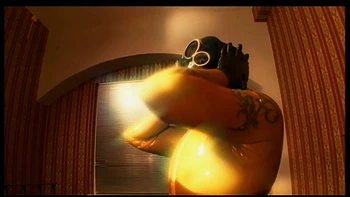 Фетиш латекса: мастурбация в противогазе с дилдо