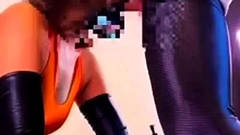 Nikumaluya im Kostüm anal gefickt mit Fingern und Strap-on