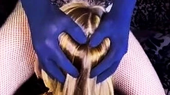 Европейская милашка трахает в глотку на диване