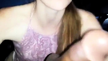 Amatrice rousse suce un gros noir dans le noir avec une finition faciale