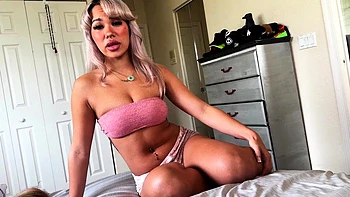 Luna Luxe fickt Stiefschwester mit Handjob POV