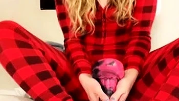 Soapyfate se masturba con medias en silla