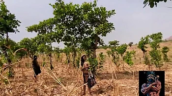 Jeune musulmane petite en hijab dominée par grosse bite noire en plein air