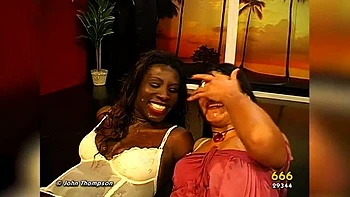 Orgia lésbica safada com mijadas e chupando pau em gangbang molhado