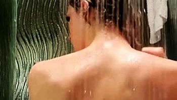 Hazel Lush peitos e bunda em close no chuveiro