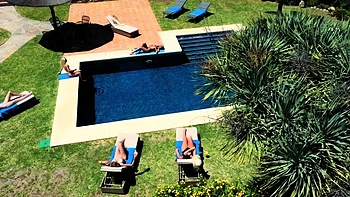 Lia, Candee e Leya fodem ao ar livre com boquete e grupo