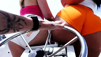 Bundas grandes fodidas pro capitão sortudo no trio