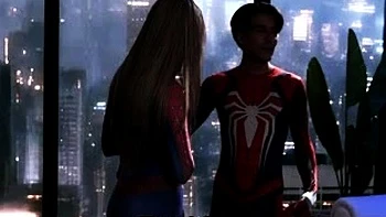 Spider Girl wird von Superhelden im Dreier gefickt