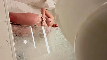 Blonde poilue de fac se masturbe sous la douche