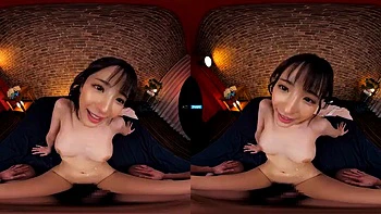 Брюнетка трахается в миссионерской с отсосом VR