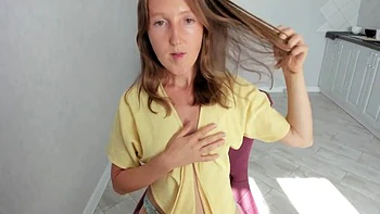 Loira fofa mostrando peitos pequenos na webcam