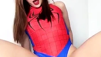 Японская тинейджерка Брианна ебётся с дилдо в костюме