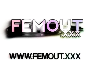 Милая транссексуалка мастурбирует с большой жопой и маленькой грудью