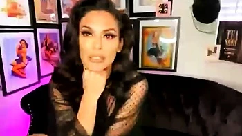 Domino Presley se masturba com uma enorme gozada no sofá