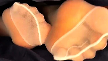 Pink Foxx se quita las medias negras en la cama sola