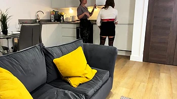 Esposa pega chupando e fodendo com mulher