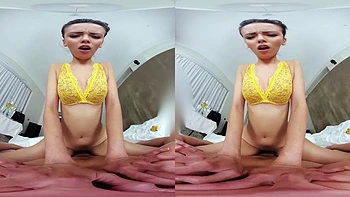 Novinha VR chupando e cavalgando em POV
