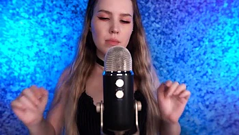 Любительница лижет киску дома