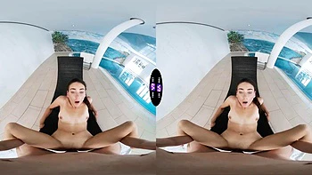 Namorada safada tira o biquíni e quer gozada quente na barriga