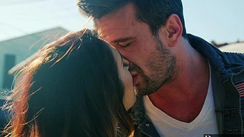 Manuel Ferrara folla a Eva Lovia en una sesión ardiente en la cama