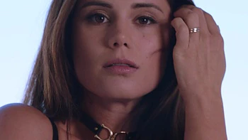 Little Caprice fickt ihre glatte Fotze im Missionar und Doggy