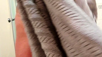 MILF rubia madura con tetas grandes eyacula tras ducha