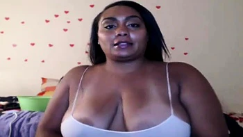 Negra tetona se exhibe en webcam