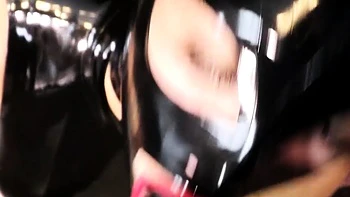 Fille en latex suce une grosse bite et reçoit un facial