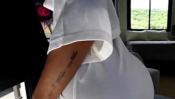 Adolescente morena goza ao se masturbar na buceta molhada