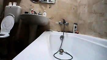 Milf brune exhibe son beau cul en gros plan