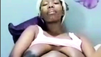 Mulher africana grávida e bbw se masturba com peitões