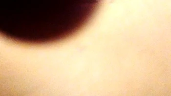 Брюнетка MILF трахнута огромным членом