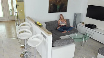 Blondes Teen Angelika Grace fummelt Pussy durch Slip