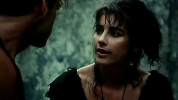 Mature brune aux gros seins baisée en public