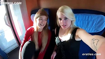 Loiras lésbicas fodendo pesado no trem