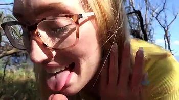 Follas a Victoria Gracen a pelo en cowgirl en el acantilado con mamada