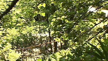 Pequena Summer goza sozinha com masturbação hardcore