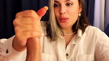 Мачеха сосёт мой член и делает лучший минет