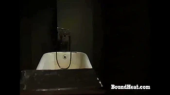 Escrava lésbica morena chicoteada no ménage à trois