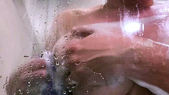 Milf com peitões se masturbando com dildo